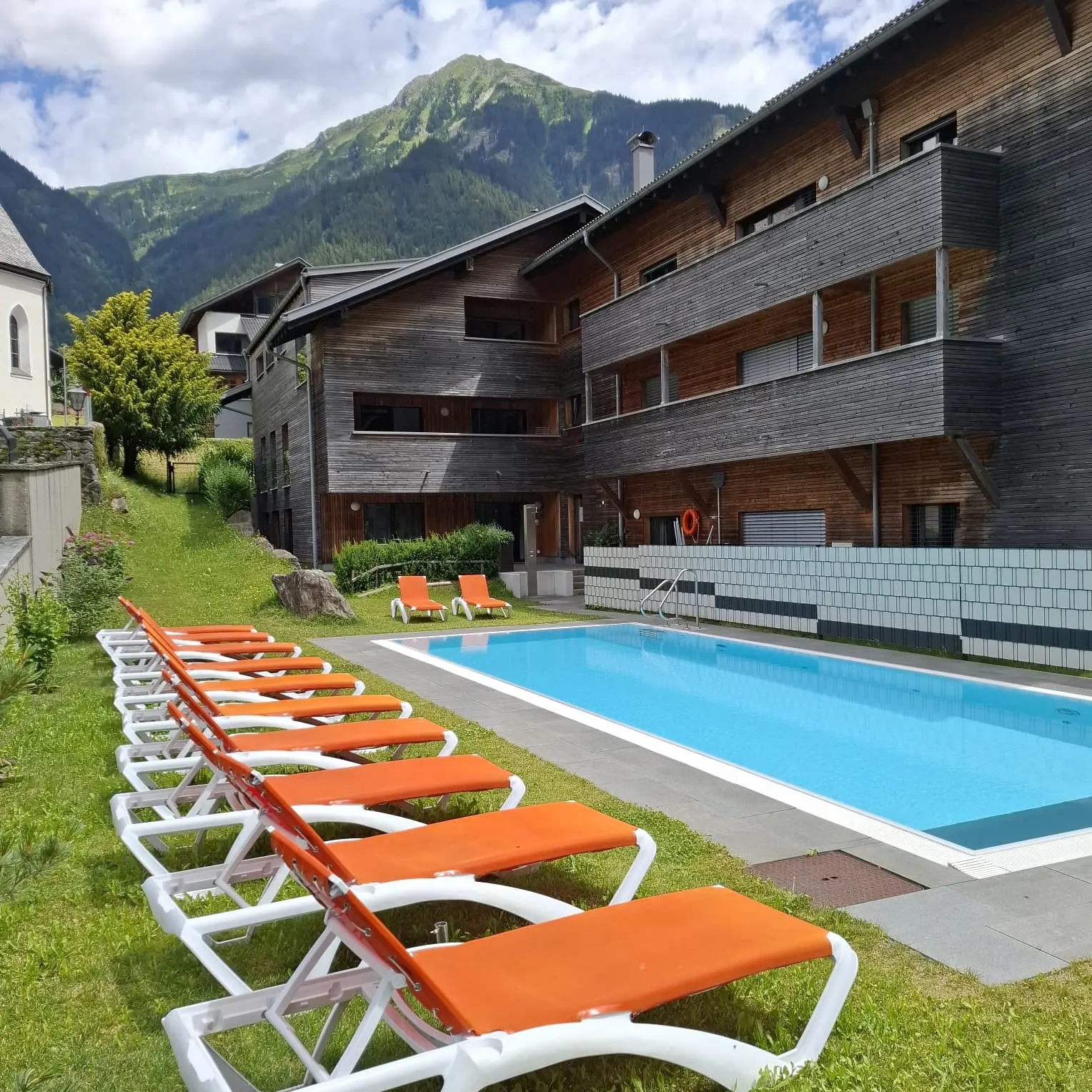 Beheizter Outdoor-Pool der Gastauer Apartments im Sommer