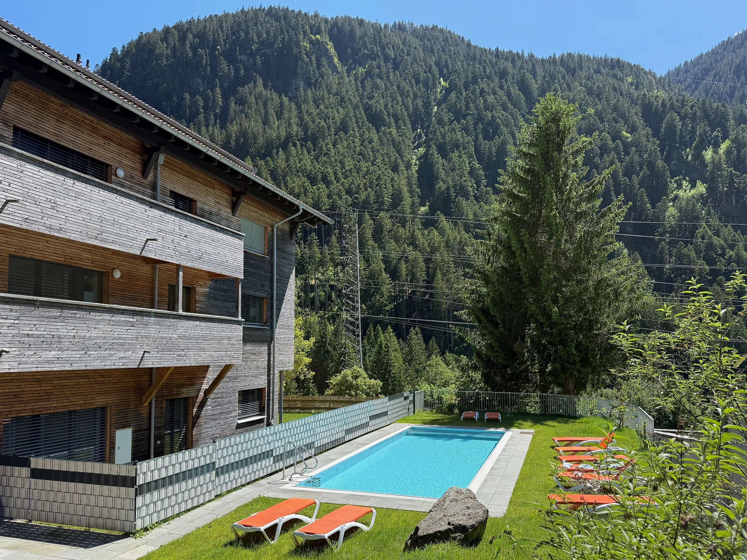 Liegewiese und Poolbereich bei Gastauer Apartments im Montafon