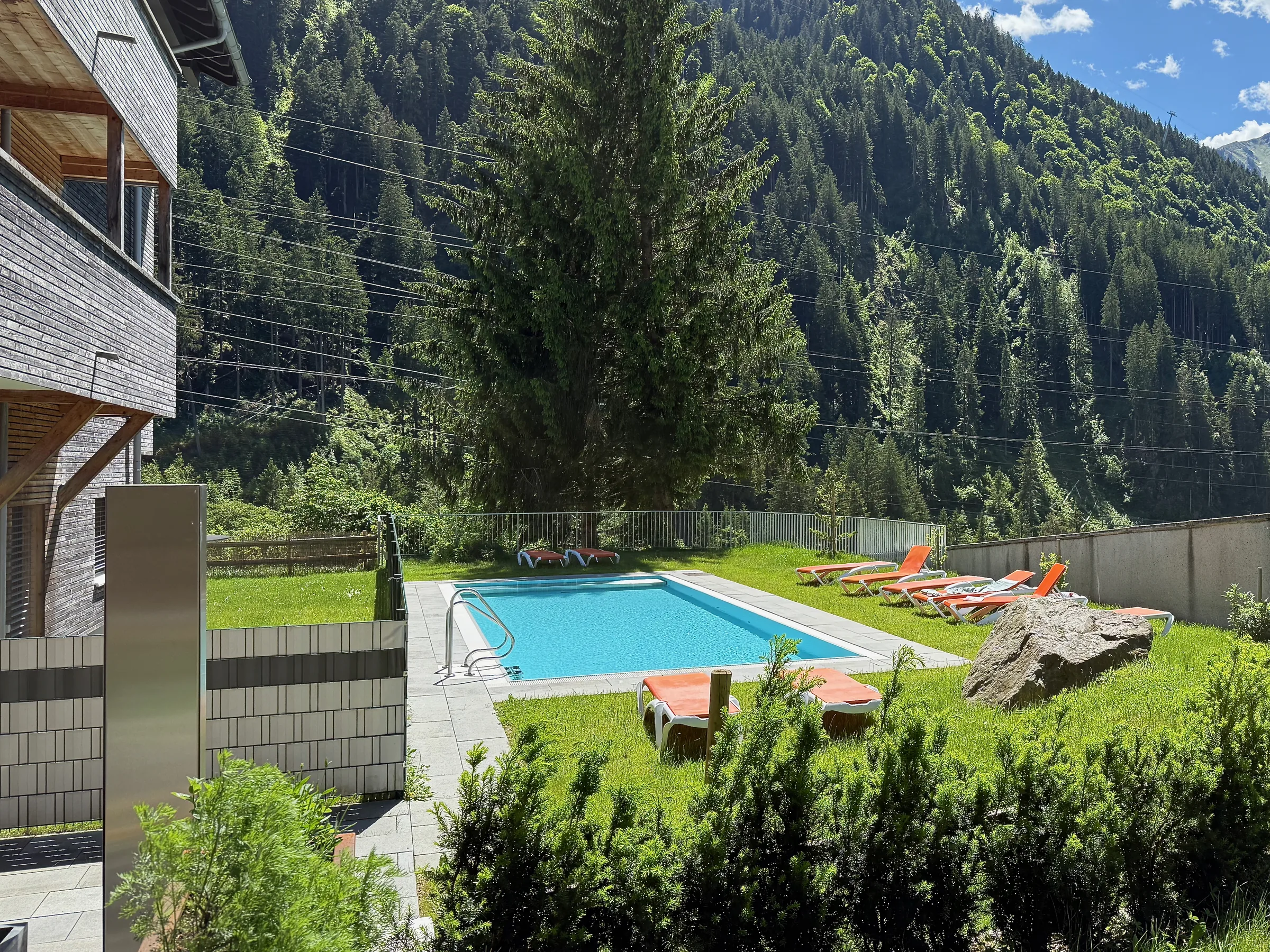 Blick aus dem Gastauer Haus auf Pool und Garten Blick aus dem Gastauer Haus auf Pool und Garten