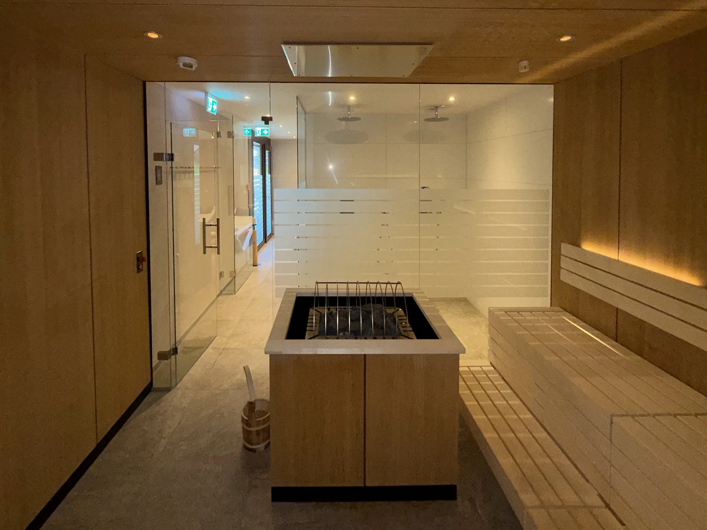Finnische Sauna mit Holzbänken bei Gastauer Apartments Finnische Sauna mit Holzbänken bei Gastauer Apartments