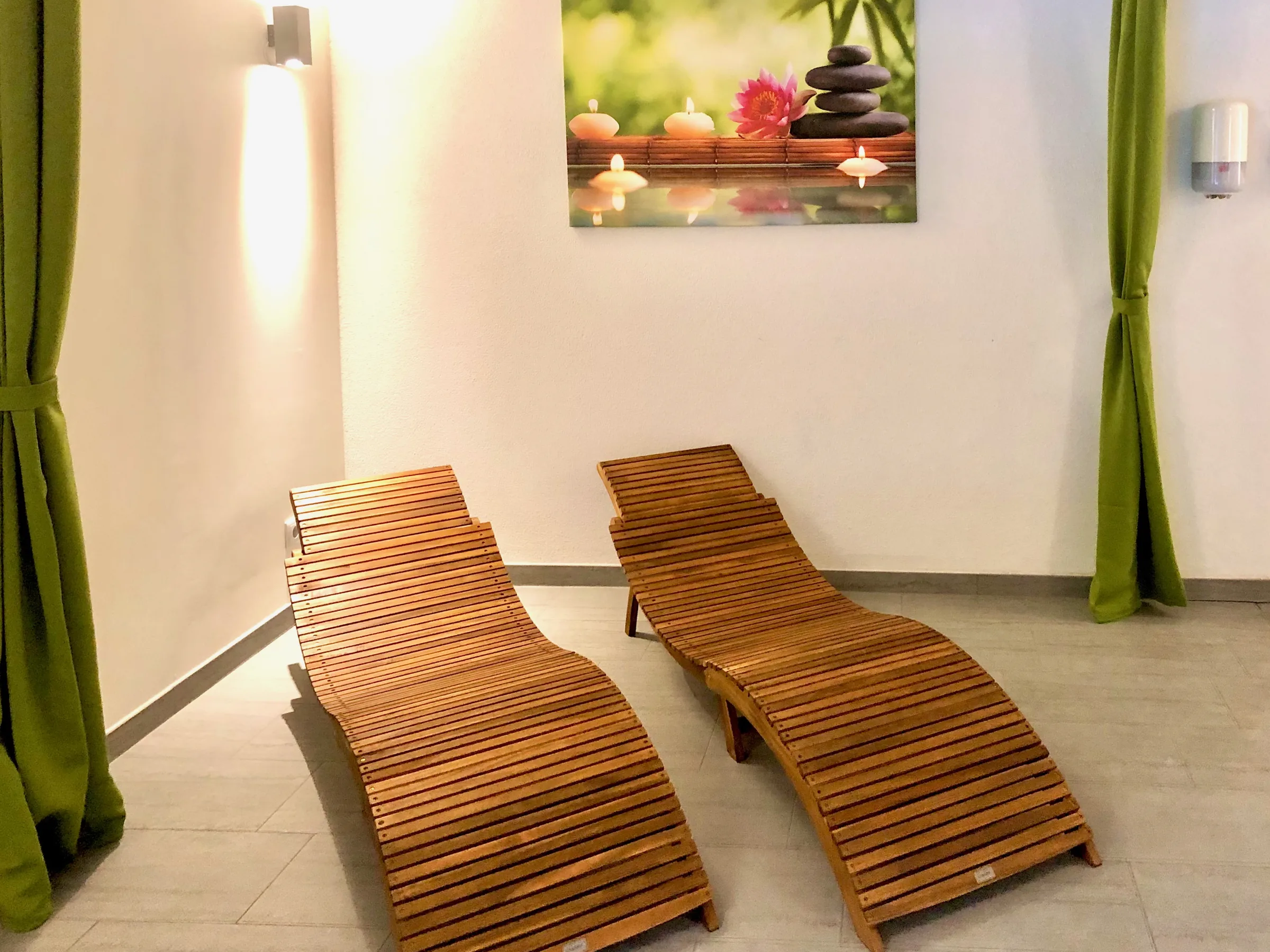 Ruheliegen im Gastauer Vitalraum mit Infrarotsauna Ruheliegen im Gastauer Vitalraum mit Infrarotsauna