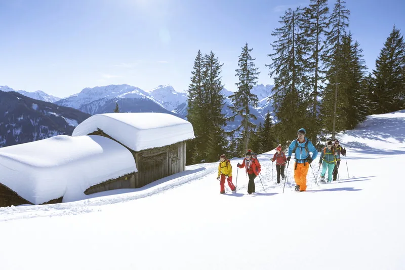 Winterwandern durch die verschneite Landschaft im Montafon