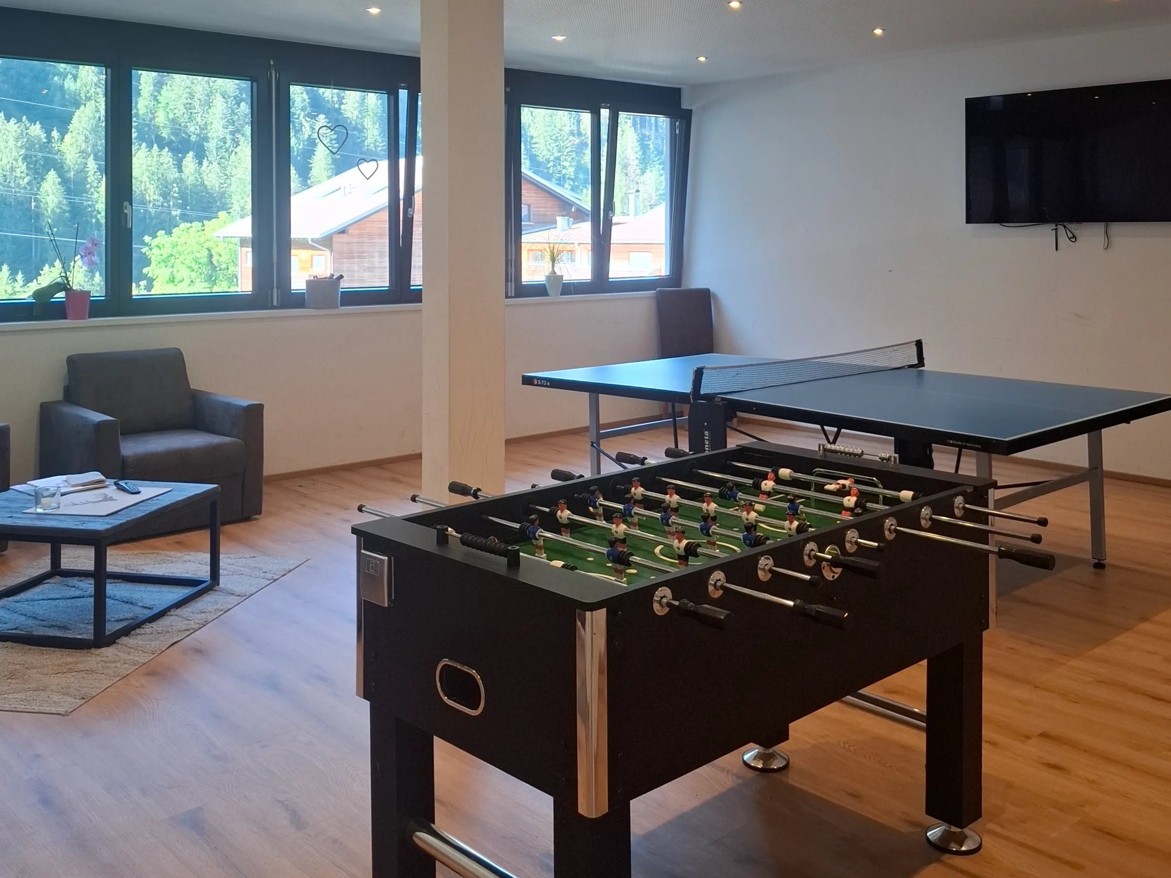 Indoor-Spielbereich mit Tischtennis und Tischfußball bei Gastauer Apartments